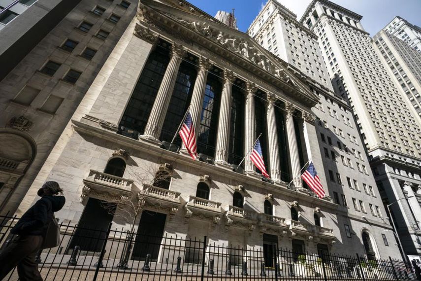 Una mujer camina por la Bolsa de Valores de Nueva York.