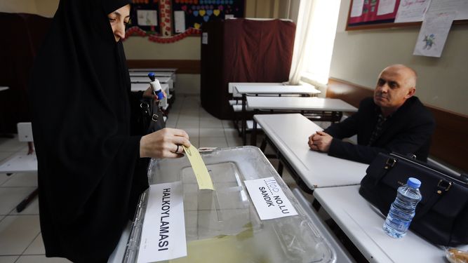 Mujer vota en el referendo turco.&nbsp;