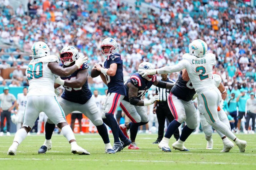 Drake Maye # 10 de los New England Patriots busca pasar contra los Miami Dolphins durante el segundo cuarto del juego en el Hard Rock Stadium el 14 de septiembre de 2025 en Miami Gardens, Florida.&nbsp;