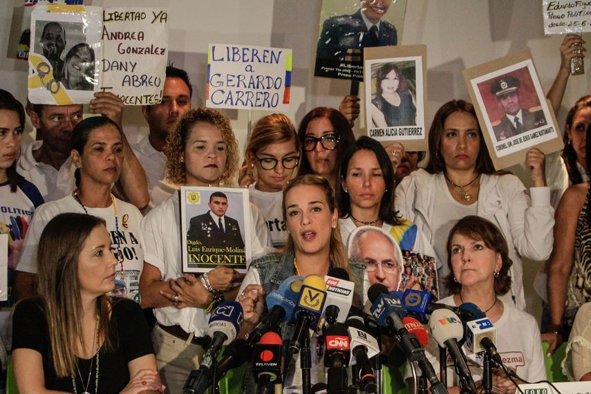 Lilian Tintori en una rueda de prensa junto a familiares de otros opositores presos
