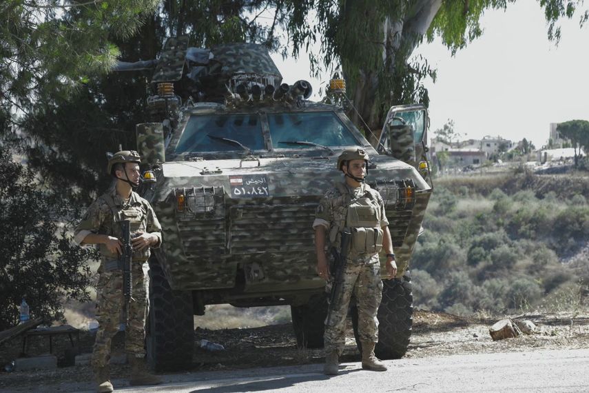 Soldados del ejército libanés patrullan una calle en la entrada del pueblo sureño libanés de Froun el 30 de junio de 2026.