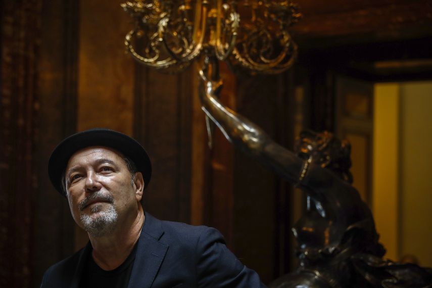 El artista panameño Rubén&nbsp;Blades&nbsp;posa antes de la rueda de prensa ofrecida Madrid para presentar su gira Caminando, Adiós y Gracias.