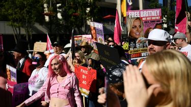 Fans de Britney Spears se dieron cita afuera de la corte en Los Angeles donde se decidió el fin de la tutela a la que estaba sometida la cantante.&nbsp;