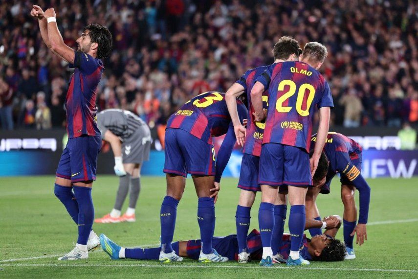 El delantero español del Barcelona, Ferran Torres (izq.), número 07, pide ser sustituido mientras el también delantero español del Barcelona, Lamine Yamal (número 10), yace en el suelo tras sufrir una lesión durante el partido de la liga española entre el FC Barcelona y el RC Celta de Vigo en el estadio Camp Nou de Barcelona, el 22 de abril de 2026.