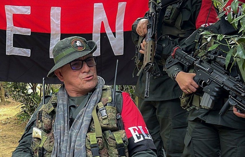 El comandante del frente de guerra nororiental Manuel Vázquez Castaño del Ejército de Liberación Nacional (ELN), Ricardo, habla durante una entrevista con la AFP en la región del Catatumbo, Colombia, el 8 de marzo de 2025. Los comandantes del grupo guerrillero Ejército de Liberación Nacional de Colombia se han comprometido a repeler una contraofensiva del gobierno en el noreste del país, advirtiendo que años de paz total corren el riesgo de convertirse en una guerra total.&nbsp;&nbsp;