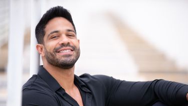 Roberto Jaramillo llegó a EEUU en 2016 y trabajó durante tres años recogiendo platos sucios. Hoy, esa etapa se convierte en parte esencial de su relato escénico