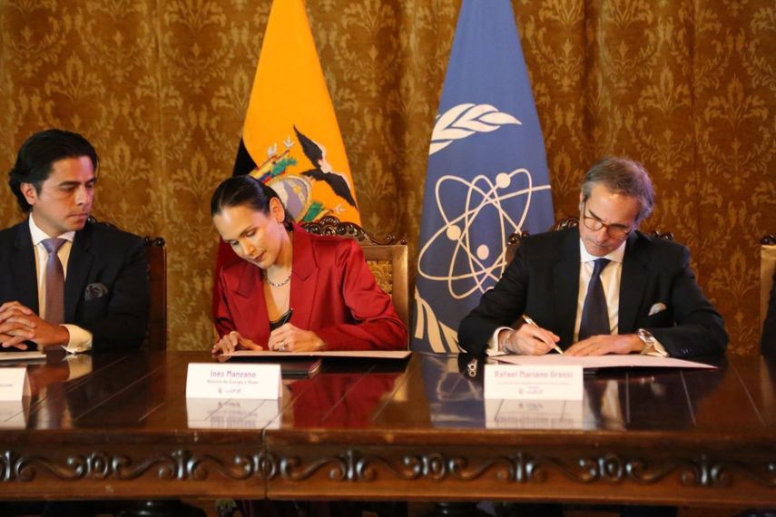 La ministra de Energía y Minas de Ecuador, Inés Manzano, y el director general del OIEA, Rafael Mariano Grossi, suscribieron acuerdo durante acto realizado en el Palacio de Carondelet