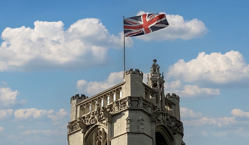 La bandera de Gran Bretaña ondea en una de las torres del Parlamento de la nación europea.