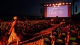 Los espectadores se preparan para ver una película en el Cinema de la plage (Cine de la playa) al margen de la 77ª edición del Festival de Cine de Cannes en Cannes, sur de Francia, el 16 de mayo de 2024.