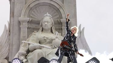 El guitarrista de Queen, Brian May, en el concierto por el Jubileo de Platino frente al palacio de Buckingham en Londres, el 4 de junio de 2022.