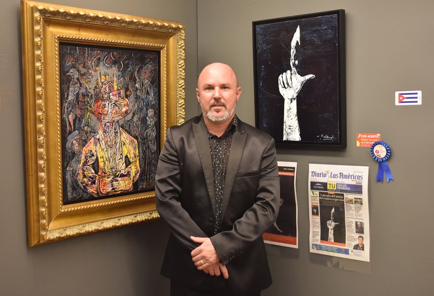 Fredy Villamil posa, en North Miami Beach, junto a dos de sus obras, Garibaldi (izquierda) y Así o más claro.&nbsp;