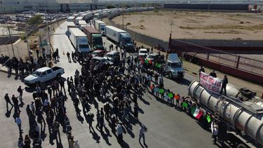 Esta vista aérea muestra a camioneros que transportan mercancías de exportación a Estados Unidos durante una manifestación como parte de la huelga nacional de agricultores en el Puente Internacional Zaragoza-Ysleta en Ciudad Juárez, estado de Chihuahua, México, el 24 de noviembre de 2025.