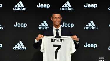 CR7 mostró su nueva camiseta con el dorsal 7 que lucirá con la Vecchia Signora.