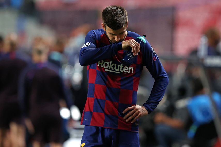 El central Gerald Piqué se lamenta tras la eliminación del Barcelona, que perdió 8 a 2 contra el Bayern, de la Liga de Campeones en cuartos de final