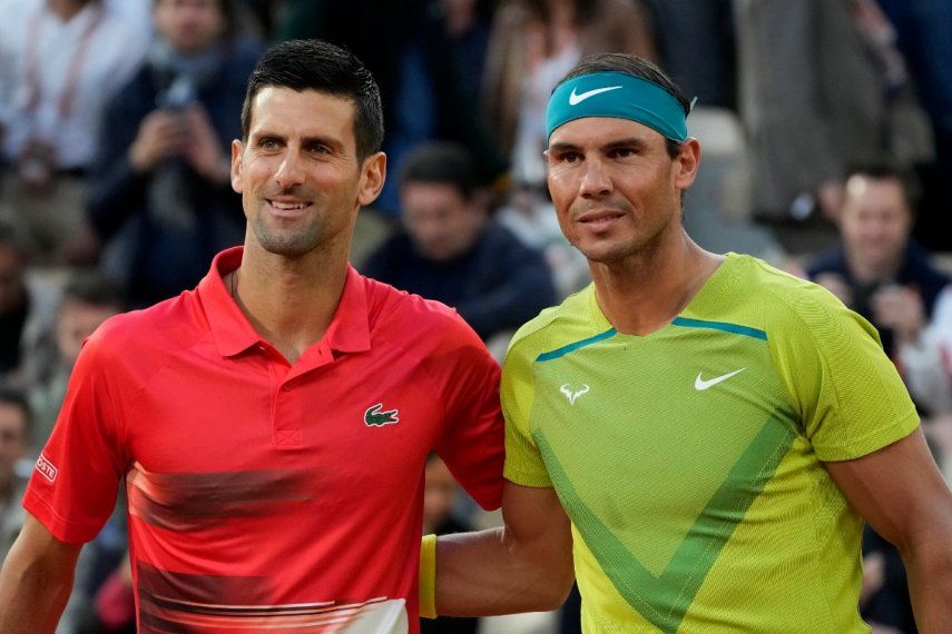 El serbio Novak Djokovic, a la izquierda, y el español Rafael Nadal posan antes de su partido de cuartos de final en el torneo de tenis del Abierto de Francia en París, Francia, el martes 31 de mayo de 2022. El torneo de tenis del Abierto de Australia comienza el lunes 16 de enero de 2023. Nadal es el campeón defensor y posee un récord masculino de 22 majors. Sin embargo, es Djokovic quien llamará más la atención.&nbsp;