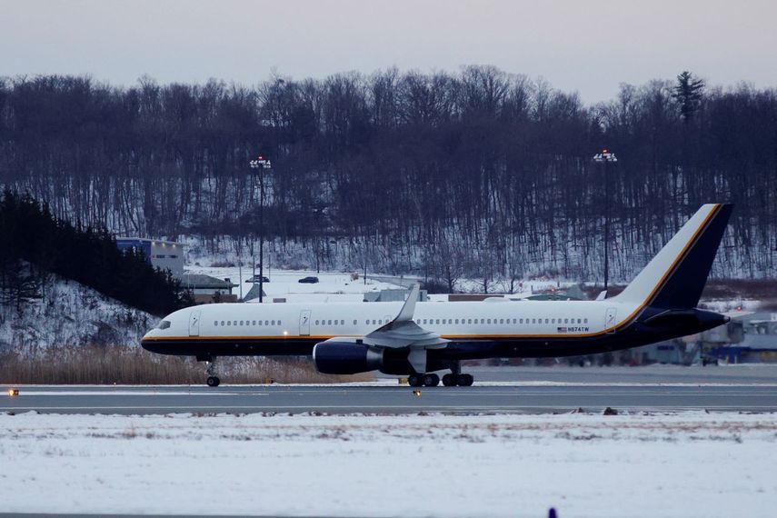 El avión que transportaba al depuesto gobernante venezolano Nicolás Maduro se desplaza por la pista en la Base de la Guardia Nacional Aérea de Stewart en Newburgh, Nueva York, el 3 de enero de 2026.