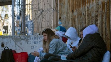 Nataliia Poliakova, de 24 años, de Ucrania, espera con otras personas a que las autoridades estadounidenses les dejen entrar en el puerto de San Ysidro Crossing en Tijuana, estado de Baja California, México. Durante los últimos días, ciudadanos ucranianos, rusos, y bielorrusos, han sido vistos en el puerto de cruce de San Ysidro buscando asilo en Estados Unidos.