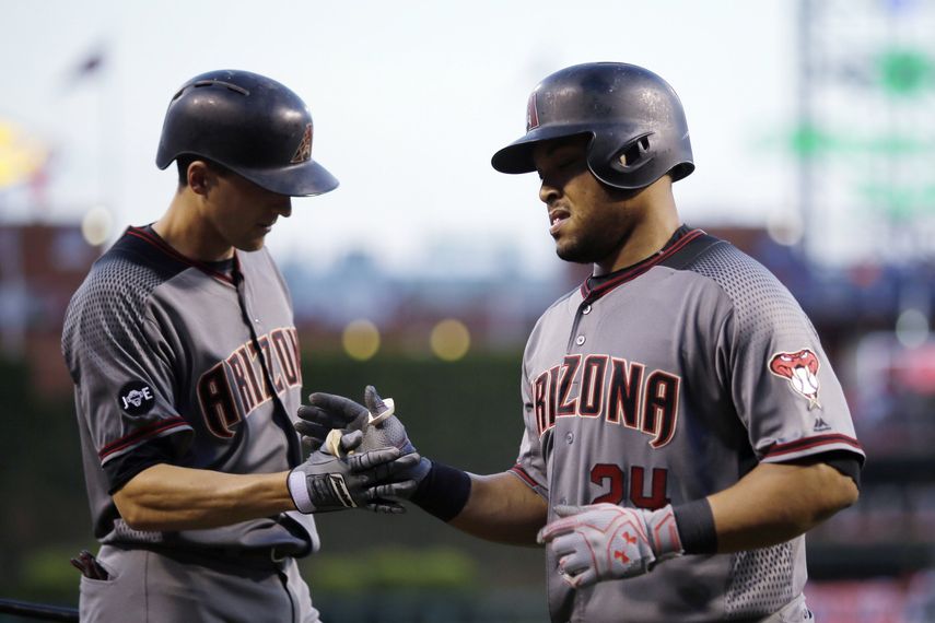 Yasmany Tomás (derecha)&nbsp; firma en liga invernal