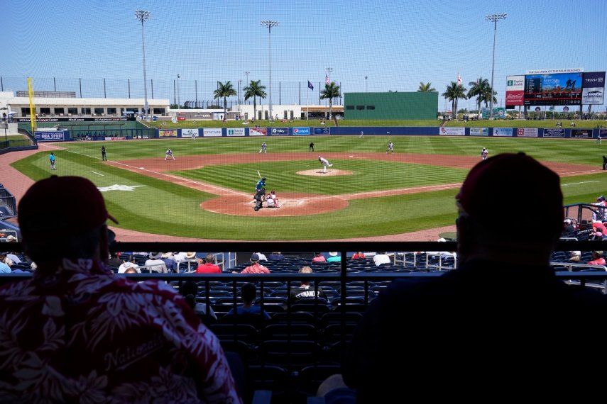 Fanáticos observan el juego entre los Marlins de Miami y los Nacionales de Washington como parte de los entrenamientos primaverales, el 28 de marzo de 2022.