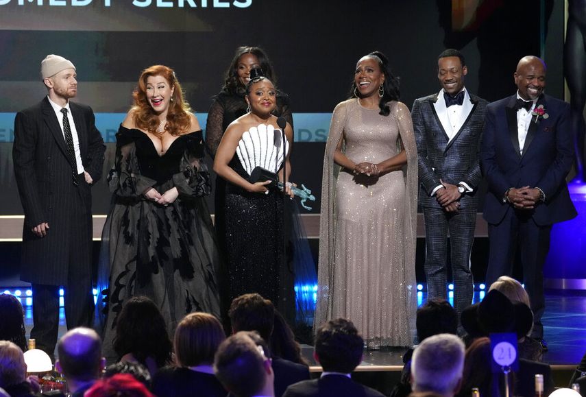 Chris Perfetti, Lisa Ann Walter, Janelle James, Quinta Brunson, Sheryl Lee Ralph, Tyler James Williams, y William Stanford Davis reciben el premio a mejor elenco de una serie de comedia por Abbott Elementary, uno de los momentos más memorables en la 29a entrega anual de los Premios del Sindicato de Actores de la Pantalla.&nbsp;