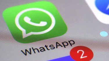 El logo de la app de mensajería WhatsApp se ve en un celular en Nueva York, el 10 de marzo de 2017.