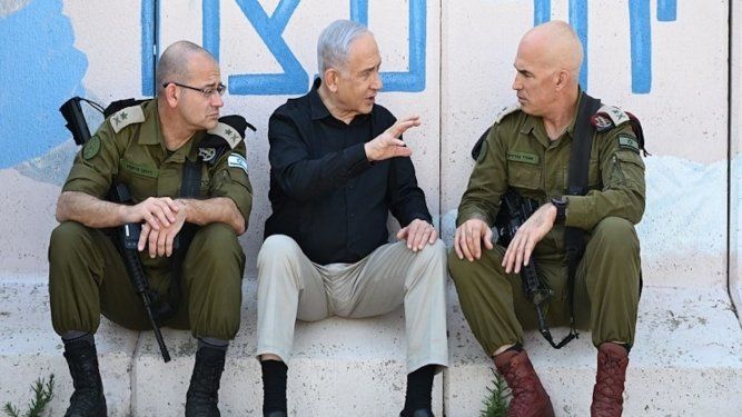 El primer ministro israelí, Benjamin Netanyahu, junto a dos altos mandos de las Fuerzas Armadas de Israel.