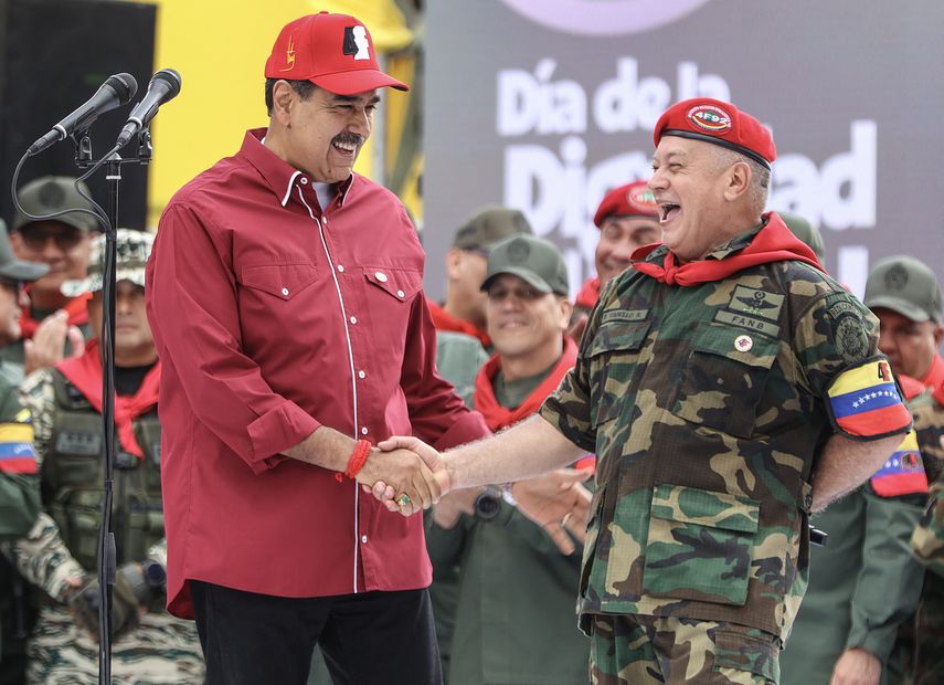 El dictador Nicolás Maduro saluda a su “aliado” Diosdado Cabello.