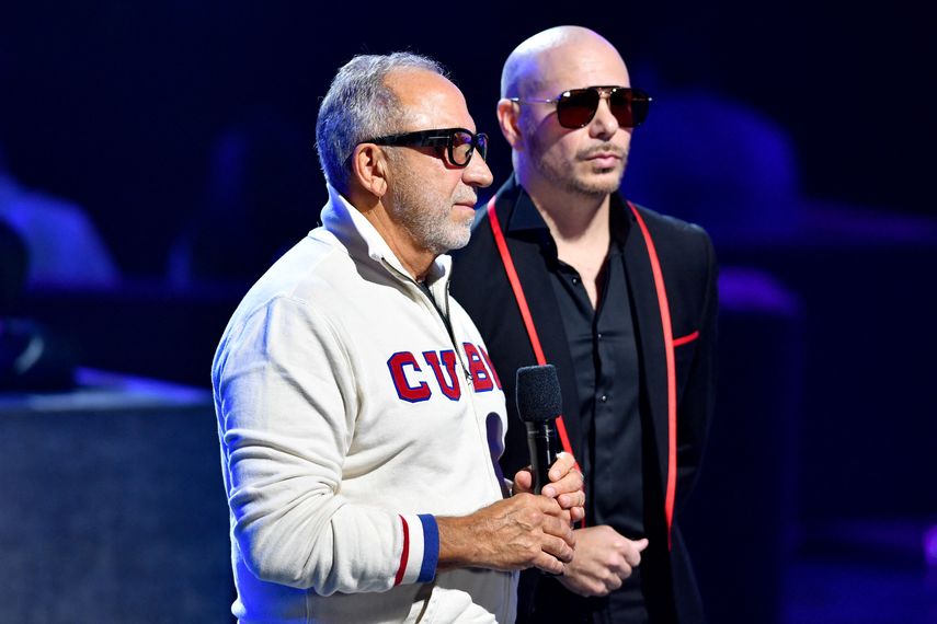 Emilio Estefan y Pitbull hablan en el escenario de los Premios Juventud 2021 en Watsco Center el 22 de julio de 2021 en Coral Gables, Florida.