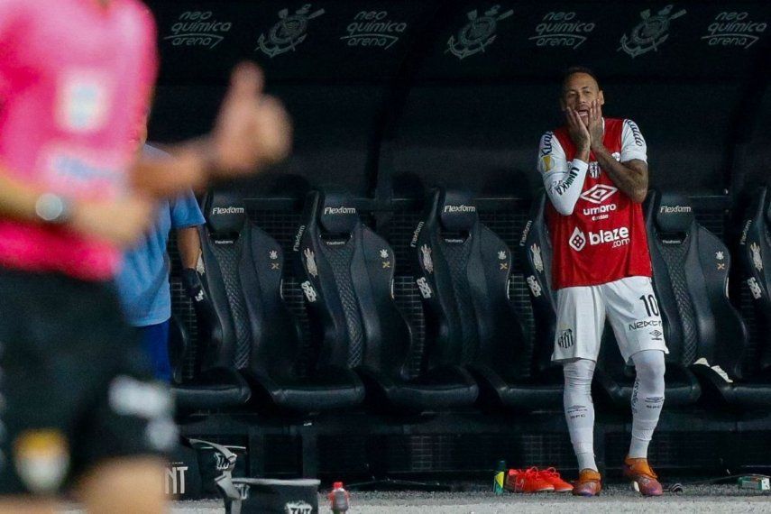 El delantero del Santos, Neymar, reacciona desde el banquillo durante un partido de semifinal del Campeonato Paulista A1 entre Corinthians y Santos en el Arena Corinthians de Sao Paulo, el 9 de marzo de 2025.