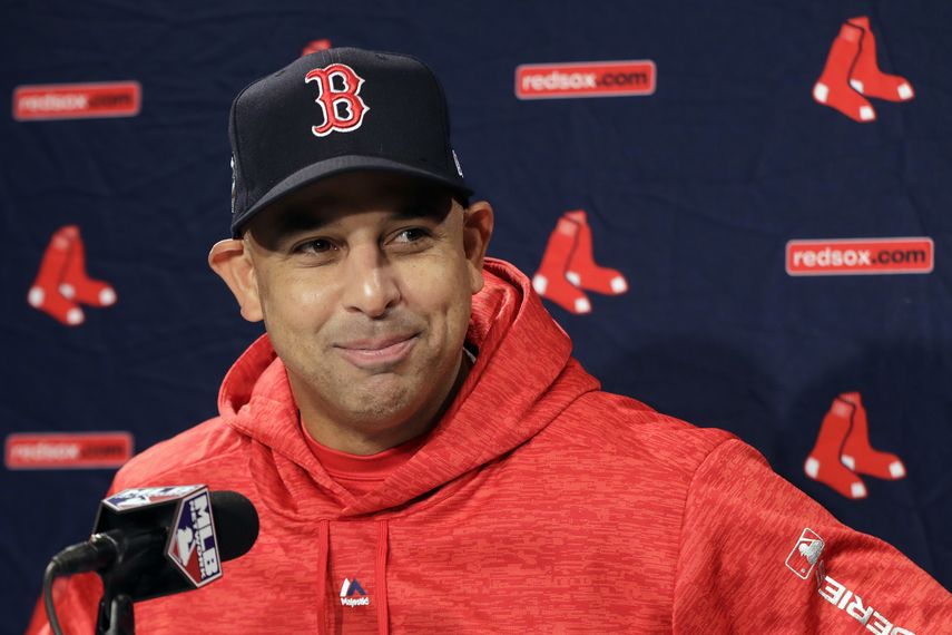 En imagen de archivo del 21 de octubre de 2018, el manager de los Medias Rojas de Boston, Alex Cora, habla con los medios en el Fenway Park de Boston, al tiempo que el equipo se prepara para el inicio de la Serie Mundial ante los Dodgers de Los Ángeles.&nbsp;