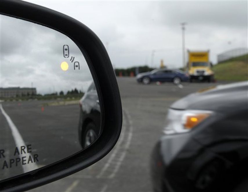 El gobierno de Obama dijo el lunes que está dando los primeros pasos para requerir que en un futuro los autos y camiones ligeros estén equipados con tecnología que les permita advertirse sobre peligros potenciales a tiempo para evitar colisiones. (Foto