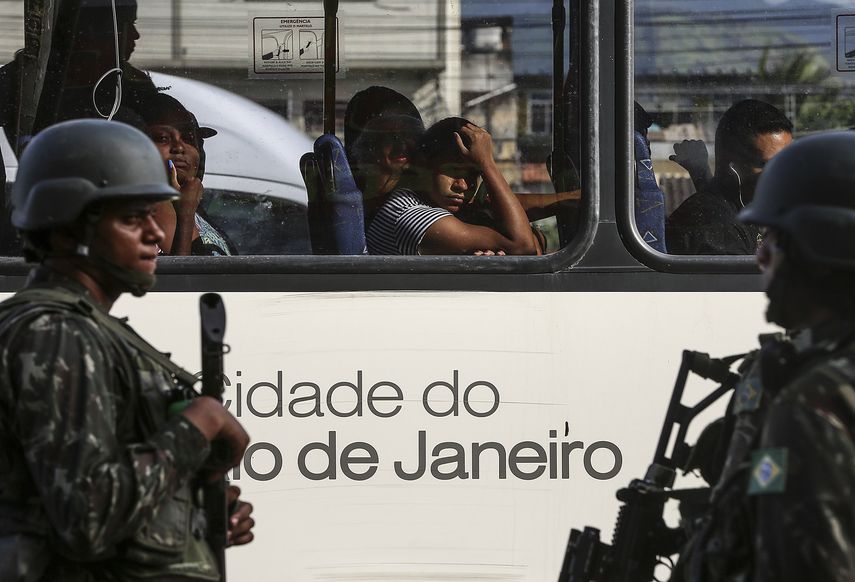 Soldados patrullan por una calle&nbsp;