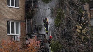 Bomberos ucranianos tratan de apagar un incendio en un edificio que fue alcanzado por misiles rusos, en Kiev, Ucrania, el martes 15 de noviembre de 2022.&nbsp;