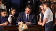 El gobernador de Florida, Ron DeSantis, firma en Miami ley&nbsp; (Archivo)