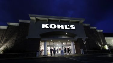 Fotograf&iacute;a de archivo del 29 de noviembre de 2019 de clientes caminando afuera de una tienda Kohl&rsquo;s en Colma, California.