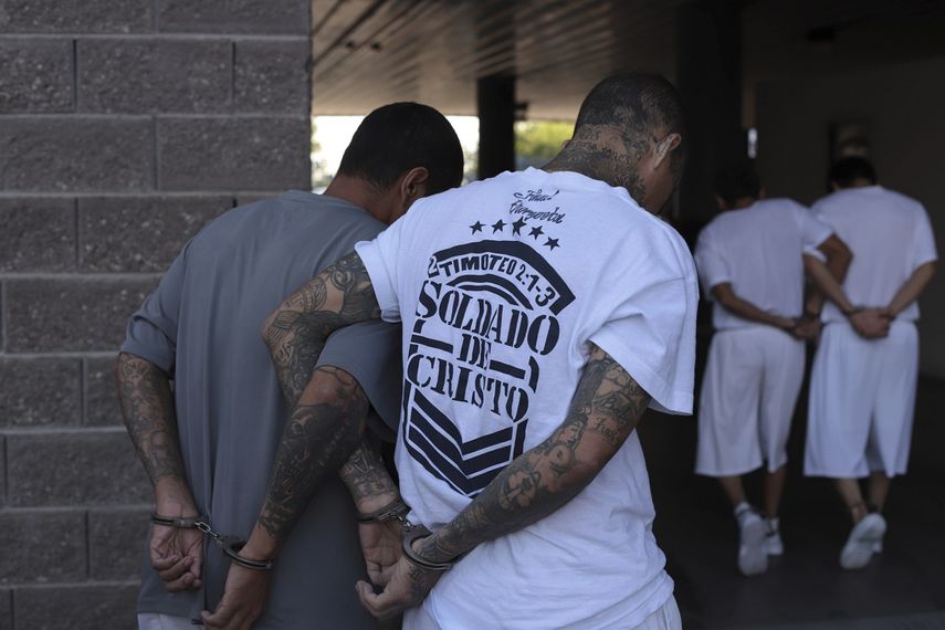 Supuestos pandilleros caminan esposados hacia un juicio en el centro Isidro Menéndez en San Salvador, El Salvador, el jueves 10 de octubre de 2019.