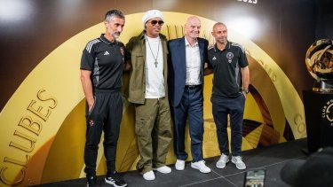 De izquierda a derecha: José Rivero, DT del Al Ahly; el exjugador Ronaldinho; Gianni Infantino, presidente de la FIFA; y Javier Mascherano, DT del Inter Miami, en las oficinas del organismo en Coral Gables.