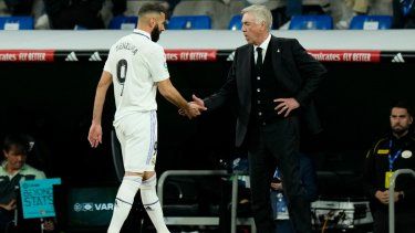 El delantero del Real Madrid, Karim Benzema (izquierda), saluda al técnico Carlo Ancelotti tras ser sustituido en el partido contra el Villarreal por la Liga española, el sábado 8 de abril de 2023.