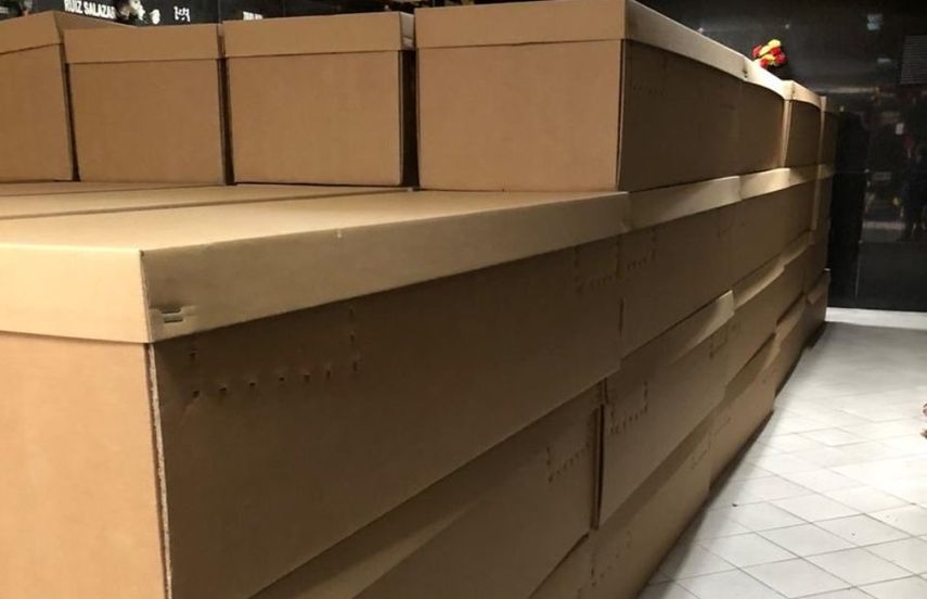 Ata&uacute;des de cart&oacute;n par v&iacute;ctimas del coronavirus en Guayaquil, Ecuador