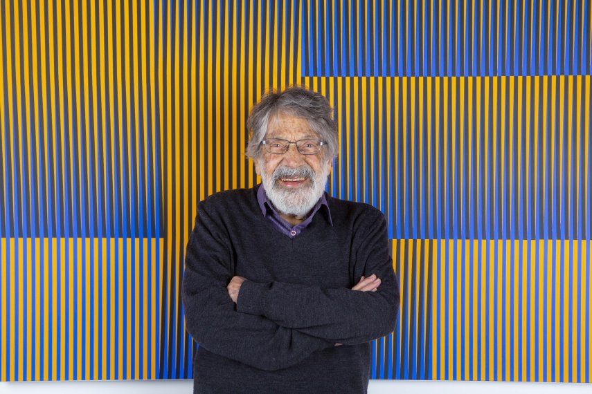 Carlos Cruz-Diez posa en París en 2017.&nbsp;