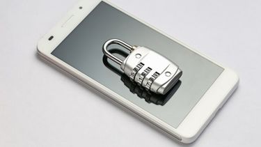 Un candado es ubicado sobre un teléfono celular