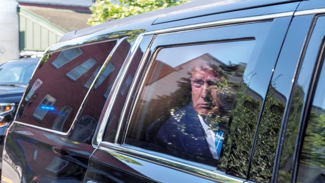 El expresidente Donald Trump viaja en un auto blindado tras salir de su residencia en Mar-A-Lago, Florida.