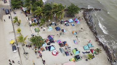Las tiendas de campaña donde se alojan algunos venezolanos, en Necocli, Colombia, el lugar donde los migrantes toman lanchas para ir hasta Acandi, a las puertas de la selva del Darién, el 13 de octubre de 2022.&nbsp;