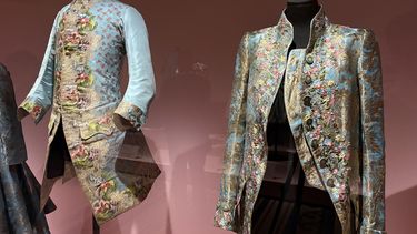 Un vestido de un príncipe indio del siglo XVIII (izquierda) junto a un modelo de Louis Vuitton de 2018 (derecha). El Museo de la Moda de París, conocido como Palacio Galliera, acoge una exposición sobre el estilo de vestir de las mujeres en el siglo XVIII y sus muchas interpretaciones a lo largo de la historia, e incluye algunas prendas que pertenecieron a la reina María Antonieta.&nbsp;