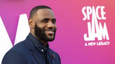 El jugador de baloncesto LeBron James llega al estreno mundial de Warner Bros Pictures de Space Jam: A New Legacy en el Regal LA Live en Los Ángeles, California, el 12 de julio de 2021.&nbsp; &nbsp;