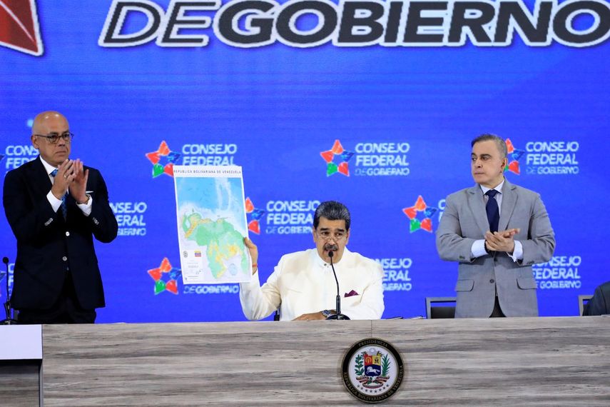 El dictador venezolano Nicolás Maduro dispone explotar el petróleo, gas y minas del territorio en disputa con Guyana