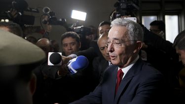 El senador y expresidente colombiano Álvaro Uribe llega a la Corte Suprema de Justicia para testificar en un caso de presunta manipulación de testigos, el martes 8 de octubre de 2019 en Bogotá. 