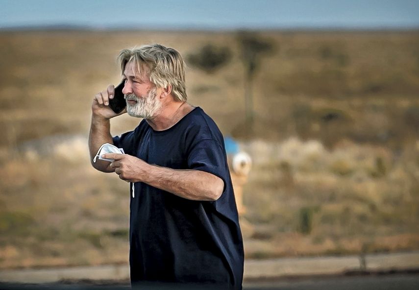 Alec Baldwin habla por teléfono en el estacionamiento frente a la Oficina del Sheriff del Condado de Santa Fe en Santa Fe, Nuevo México, luego de ser interrogado sobre un tiroteo en el set de la película 
