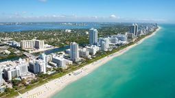 Vista de la playa en Miami-Beach, ciudad del condado Miami-Dade