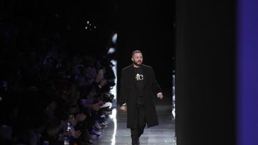 En esta imagen del 17 de enero de 2020, el dise&ntilde;ador Kim Jones recibe aplausos tras el desfile de Oto&ntilde;o-invierno 2020-2021 de Dior Homme en Par&iacute;s.&nbsp;